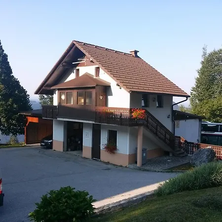 Domacija Za Robom Apartman Cerkno